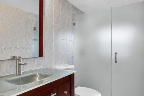 Touwnhouse à vendre à Miami, Floride: 3 chambres, 138.52 m2 № 2010459 - photo 18