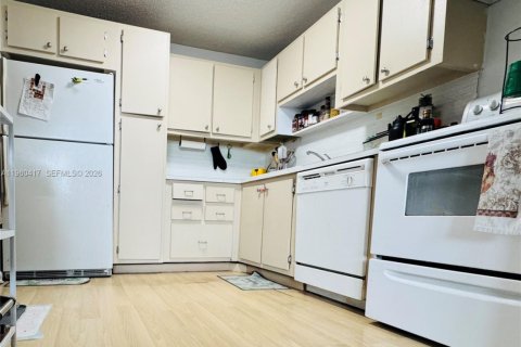 Condo in Hollywood, Florida, 2 bedrooms № 2025969 - photo 12