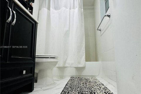 Condo in Hollywood, Florida, 2 bedrooms № 2025969 - photo 8