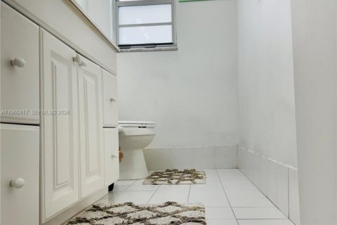 Condo in Hollywood, Florida, 2 bedrooms № 2025969 - photo 11