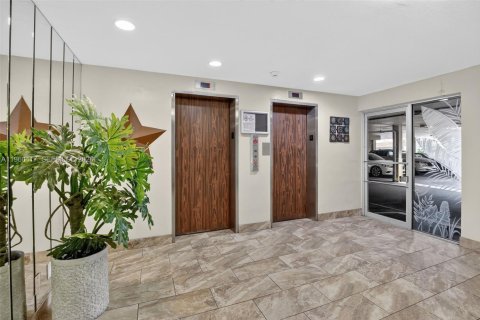 Condo in Hollywood, Florida, 2 bedrooms № 2025969 - photo 20