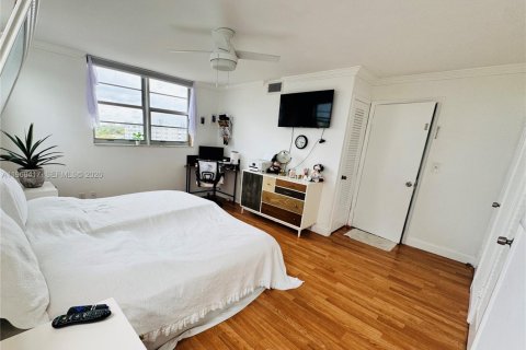 Condo in Hollywood, Florida, 2 bedrooms № 2025969 - photo 15