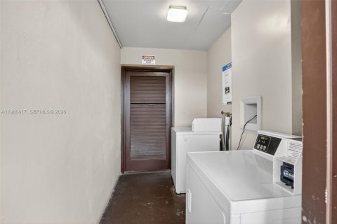 Condo in Hollywood, Florida, 2 bedrooms № 2025969 - photo 18