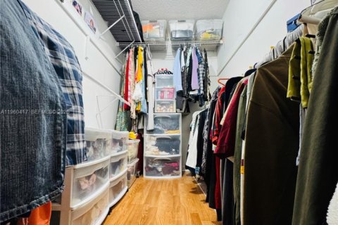 Condo in Hollywood, Florida, 2 bedrooms № 2025969 - photo 9