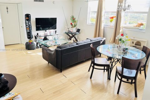 Condo in Hollywood, Florida, 2 bedrooms № 2025969 - photo 5