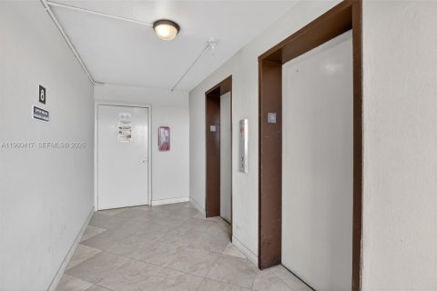 Condo in Hollywood, Florida, 2 bedrooms № 2025969 - photo 17