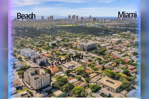 Condo in Hollywood, Florida, 2 bedrooms № 2025969 - photo 2