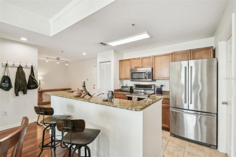 Condo in Tampa, Florida, 2 bedrooms  № 1732887 - photo 13