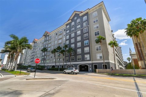 Condo in Tampa, Florida, 2 bedrooms  № 1732887 - photo 1