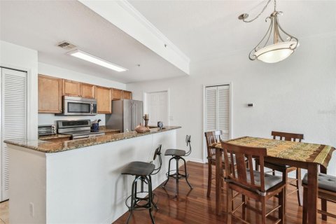 Condo in Tampa, Florida, 2 bedrooms  № 1732887 - photo 6