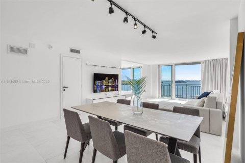 Condo in Miami, Florida, 2 bedrooms  № 1896910 - photo 2