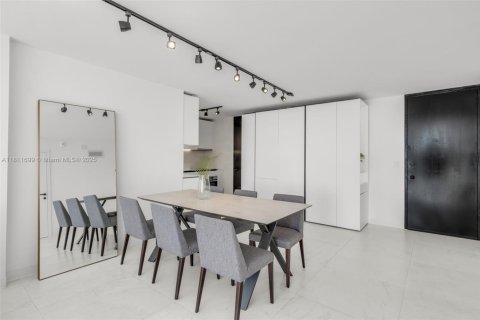 Condo in Miami, Florida, 2 bedrooms  № 1896910 - photo 10