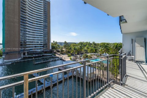 Condo in Miami, Florida, 2 bedrooms  № 1896910 - photo 13