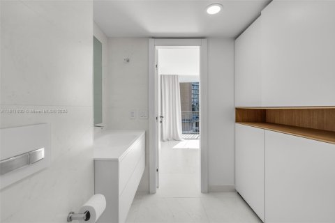 Condo in Miami, Florida, 2 bedrooms  № 1896910 - photo 16