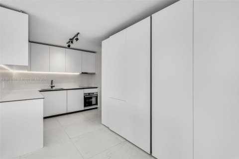 Condo in Miami, Florida, 2 bedrooms  № 1896910 - photo 11