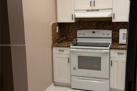 Снять в аренду кондоминиум в Майами, Флорида 2 спальни, 83.43м2, № 1983812 - фото 4