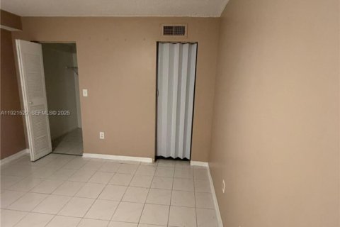 Снять в аренду кондоминиум в Майами, Флорида 2 спальни, 83.43м2, № 1983812 - фото 10