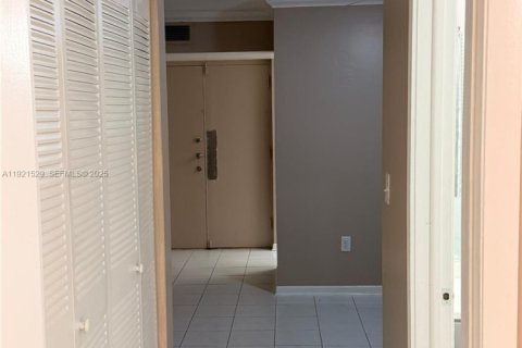 Снять в аренду кондоминиум в Майами, Флорида 2 спальни, 83.43м2, № 1983812 - фото 11