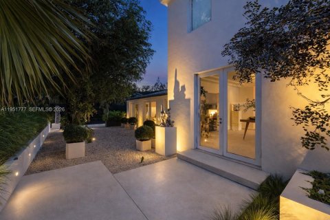 House in Miami Beach, Florida 3 bedrooms, 311.22 sq.m. № 2011643 - photo 3