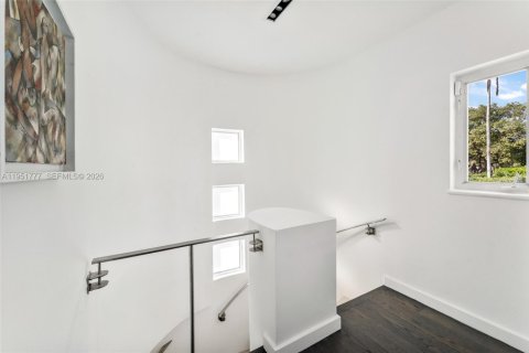 House in Miami Beach, Florida 3 bedrooms, 311.22 sq.m. № 2011643 - photo 14