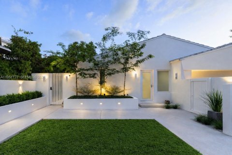 House in Miami Beach, Florida 3 bedrooms, 311.22 sq.m. № 2011643 - photo 21
