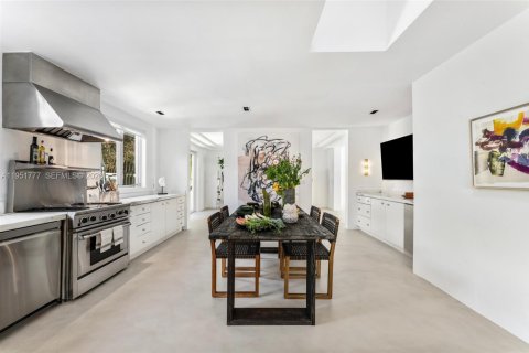 House in Miami Beach, Florida 3 bedrooms, 311.22 sq.m. № 2011643 - photo 6