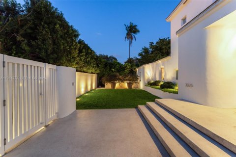 House in Miami Beach, Florida 3 bedrooms, 311.22 sq.m. № 2011643 - photo 18