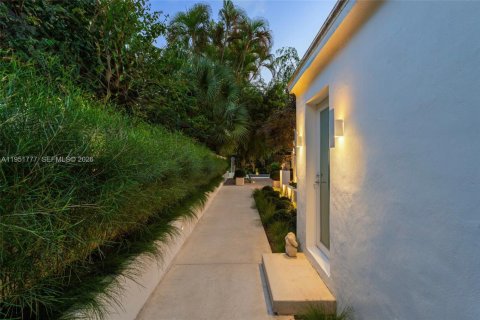 House in Miami Beach, Florida 3 bedrooms, 311.22 sq.m. № 2011643 - photo 17
