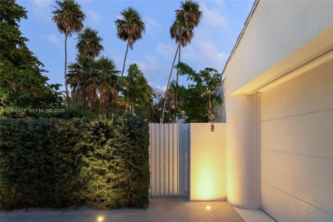 House in Miami Beach, Florida 3 bedrooms, 311.22 sq.m. № 2011643 - photo 20
