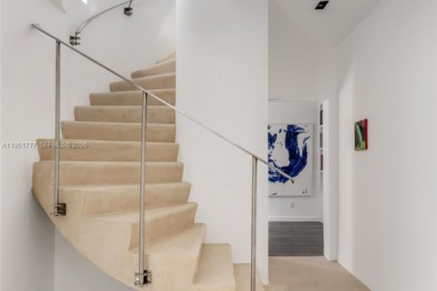 House in Miami Beach, Florida 3 bedrooms, 311.22 sq.m. № 2011643 - photo 11