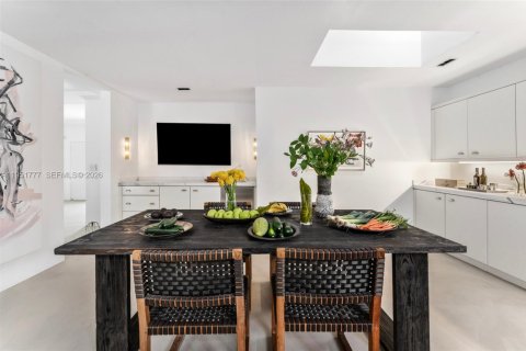 House in Miami Beach, Florida 3 bedrooms, 311.22 sq.m. № 2011643 - photo 7