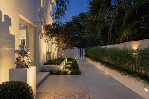 House in Miami Beach, Florida 3 bedrooms, 311.22 sq.m. № 2011643 - photo 16