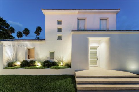 House in Miami Beach, Florida 3 bedrooms, 311.22 sq.m. № 2011643