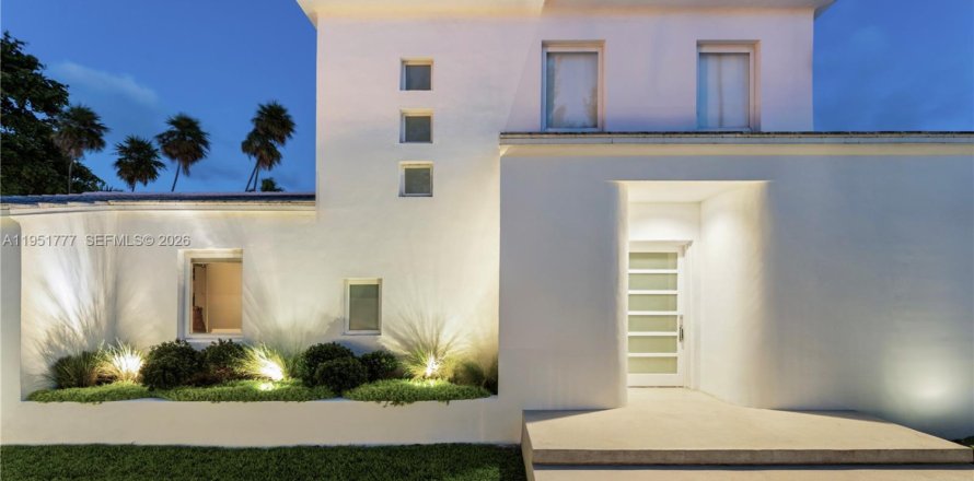 House in Miami Beach, Florida 3 bedrooms, 311.22 sq.m. № 2011643