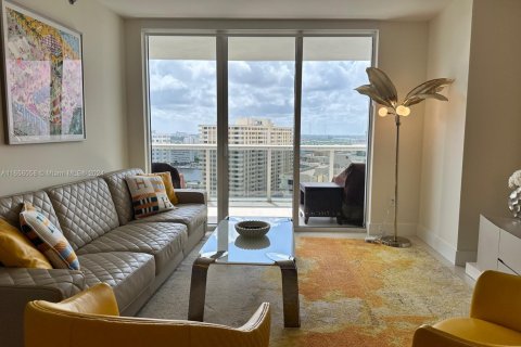 Copropriété à louer à Hallandale Beach, Floride: 3 chambres, 145.95 m2 № 1354999 - photo 1