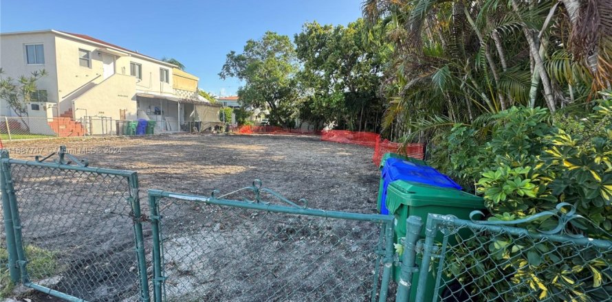Land in Miami, Florida № 1958055