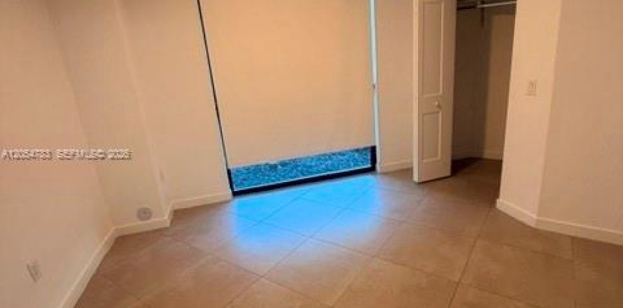 House in Miami, Florida 2 bedrooms № 2251841