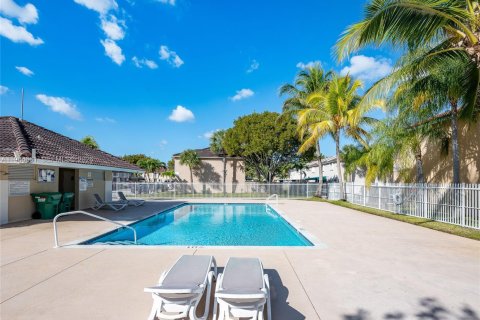 Townhouse in Miami, Florida 3 bedrooms, 122.54 sq.m. № 2026047 - photo 2