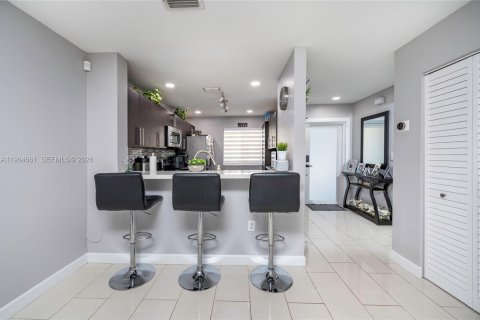 Townhouse in Miami, Florida 3 bedrooms, 122.54 sq.m. № 2026047 - photo 13