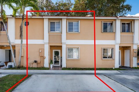 Townhouse in Miami, Florida 3 bedrooms, 122.54 sq.m. № 2026047 - photo 5