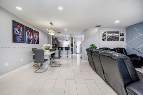 Townhouse in Miami, Florida 3 bedrooms, 122.54 sq.m. № 2026047 - photo 15