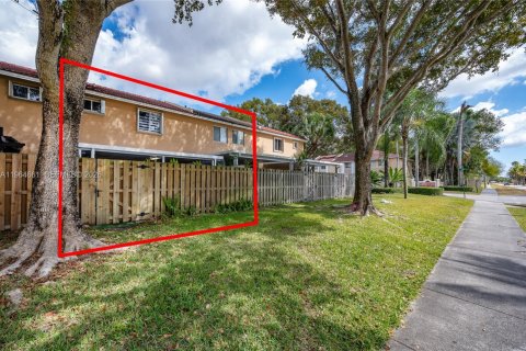 Townhouse in Miami, Florida 3 bedrooms, 122.54 sq.m. № 2026047 - photo 29