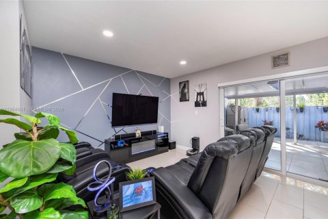 Townhouse in Miami, Florida 3 bedrooms, 122.54 sq.m. № 2026047 - photo 16