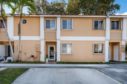 Townhouse in Miami, Florida 3 bedrooms, 122.54 sq.m. № 2026047 - photo 4