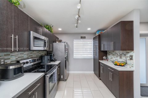 Townhouse in Miami, Florida 3 bedrooms, 122.54 sq.m. № 2026047 - photo 10