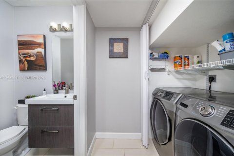 Townhouse in Miami, Florida 3 bedrooms, 122.54 sq.m. № 2026047 - photo 7