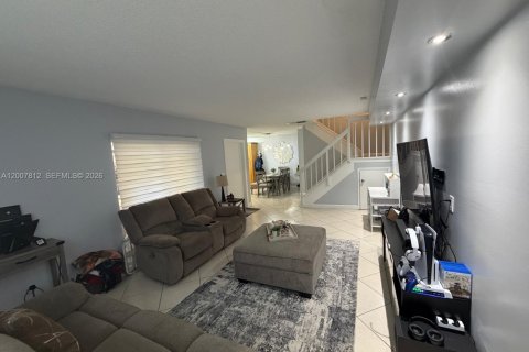 Adosado en alquiler en Hialeah, Florida, 2 dormitorios, 135.82 m2 № 2071242 - foto 5