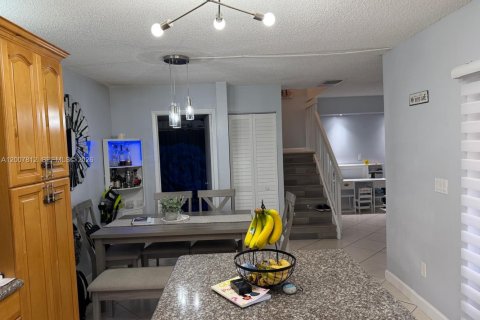Adosado en alquiler en Hialeah, Florida, 2 dormitorios, 135.82 m2 № 2071242 - foto 7