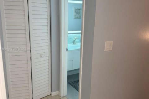 Adosado en alquiler en Hialeah, Florida, 2 dormitorios, 135.82 m2 № 2071242 - foto 12