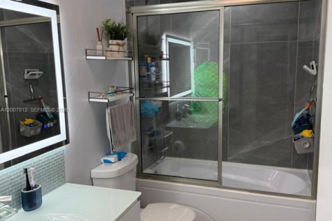 Adosado en alquiler en Hialeah, Florida, 2 dormitorios, 135.82 m2 № 2071242 - foto 14